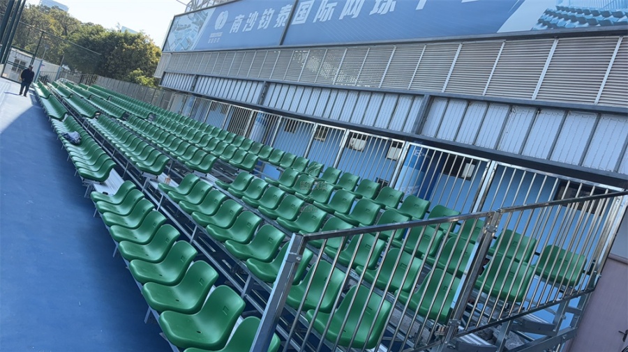备战全运会，南沙体育馆网球场室外拼装看台安装完毕
